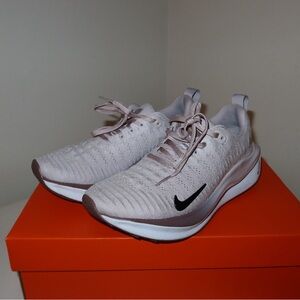 Nike Pink Sneakers Modern Athletic Design